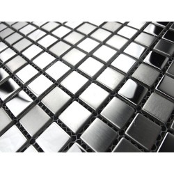 Dettaglio di un rivestimento cucina moderna in acciaio inox con alternanza di tessere spazzolate e a specchio.