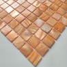 Zoom sur les reflets d'une mosaique salle de bain orange en nacre pour crédence de cuisine.