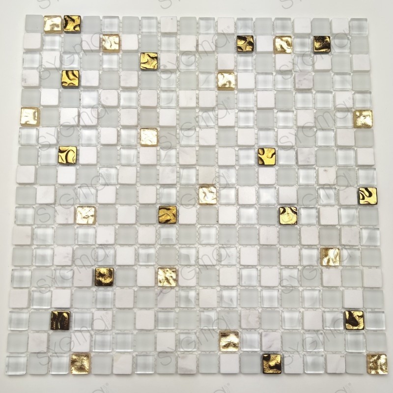 Mosaico baño Glow en vidrio y mármol blanco con detalles dorados