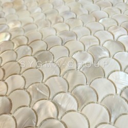 Détail de la salle de bain carrelage Mosaïque Nacre Silene Blanc, mettant en valeur l'éclat irisé des coquillages.