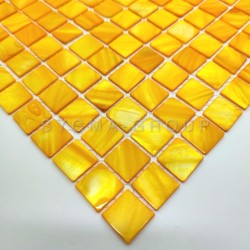 Ducha com mosaico de parede dourado em madrepérola Nacarat Gold