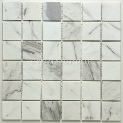 Piastrelle bagno pavimento e rivestimento Horta in mosaico marmo bianco, ideali per doccia moderna e schienale cucina elegante.