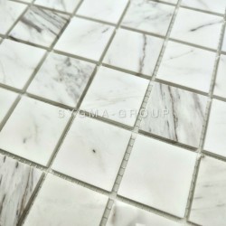 Mosaïque marbre blanc Horta, carrelage salle de bain sol et mur raffiné, parfait pour douche italienne, cuisine et crédence.