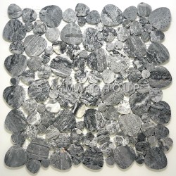 Azulejos de ducha Braga en mosaico de mármol gris con efecto canto rodado para baños modernos.