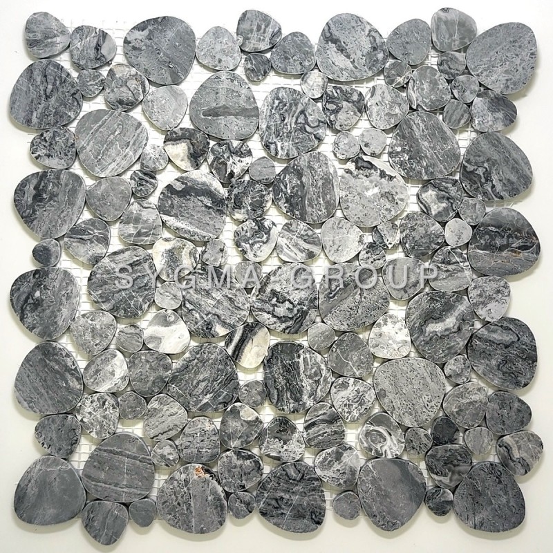 Carrelage douche galet Braga en mosaïque de marbre gris.