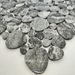 Mosaico de azulejos de mármol gris Braga, ideal como azulejos para pared de ducha.