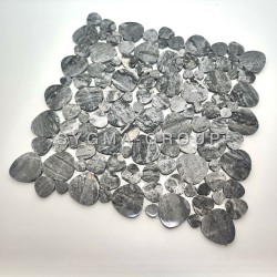 Carrelage douche galet effet naturel Braga en mosaïque marbre gris durable.
