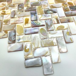 Banheiro elegante com parede de destaque em azulejos de mosaico de madrepérola.