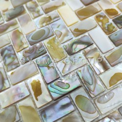 Close-up van luxe wandtegels voor de badkamer in echt parelmoer mozaïek met iriserende glans.