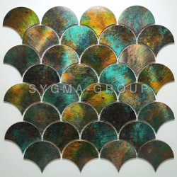 Revestimento de parede com padrão de escamas de peixe, vista frontal, textura de metal patinado para cozinha ou casa de banho.