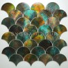 Plaque de mosaique ecaille de poisson en aluminium avec des reflets métalliques cuivrés et verts.