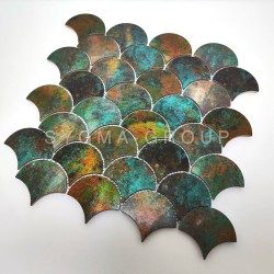 Carrelage mural en mosaique ecaille de poisson, texture métal patiné pour cuisine ou salle de bain.