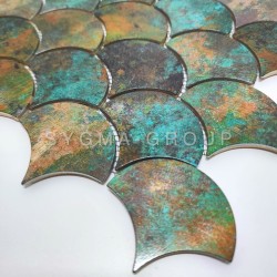 Détail d'un carrelage mosaique ecaille de poisson design pour un mur de salle de bain ou une crédence moderne.