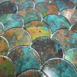 Close-up van een keuken spatwand met visschub mozaïek, die de geborstelde en gepatineerde afwerking toont.