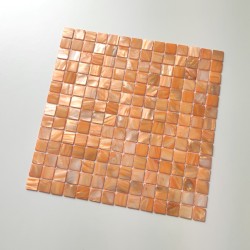 Texture d'une mosaique salle de bain orange en nacre pour un design de luxe.
