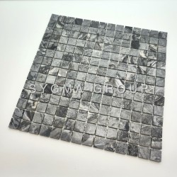 Mosaico de mármore cinzento Nizza Gris instalado em losango, ilustrando o potencial de design moderno e a qualidade da pedra.