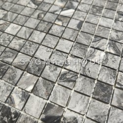 Primo piano del rivestimento bagno grigio in mosaico marmo grigio Nizza Grigio, mostra le venature naturali della pietra.