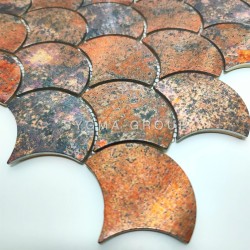 Revestimento escama de peixe com efeito metal ferrugem industrial, mostra a forma distinta "cauda de sereia" e o design moderno.