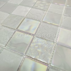 Close-up van het Meryl Blanc mozaïek, toont de iriserende en gestructureerde effecten van de witte keukentegel van glas.