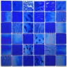 Vue de face de la plaque de carrelage mosaïque crédence salle de bain Meryl Bleu en verre irisé et bleu profond.