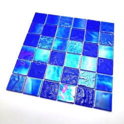 Detailopname van de wandbekleding Meryl Bleu, die de textuur en glans van het iriserende glas toont.