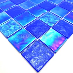 Diagonale weergave van de Meryl Bleu tegels die de levendige kleurverschuiving en schitterende reflecties tonen.