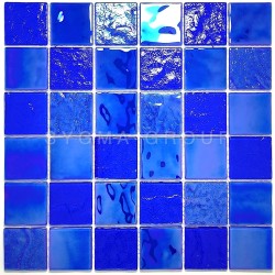 Échantillon de carrelage en verre Meryl Bleu idéal pour une douche italienne ou une crédence salle de bain moderne.