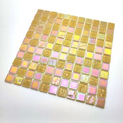 Padrão diagonal das pequenas lajotas de vidro Habay Amarelo, ideal para backsplash ou azulejos duche parede.