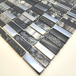 Instalação do azulejo de parede cozinha em mosaico. Detalhe das pastilhas cinzentas de pedra e vidro.