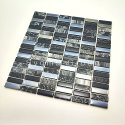 Exemple d'installation du carrelage cuisine mural comme crédence moderne en verre et pierre.