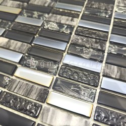 Gros plan sur le carrelage cuisine mural en mosaïque verre et pierre grise, finition brillante et texturée.