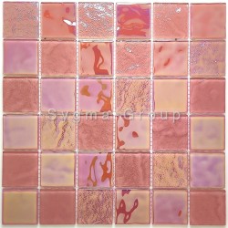 Salpicadero cocina cristal rosa iridiscente Meryl Rose. Mosaico colocado sobre la zona de cocción, reflejos lujosos.