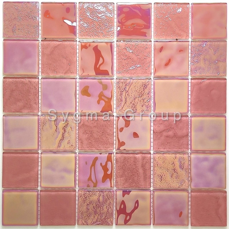 Revestimento cozinha vidro rosa Meryl Rose. Pastilha mosaico instalada sobre a área de cocção, reflexos luxuosos.