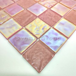 Crédence cuisine carrelage verre. Vue d'ensemble du revêtement mural en verre rose dans un lieu de vie chic.