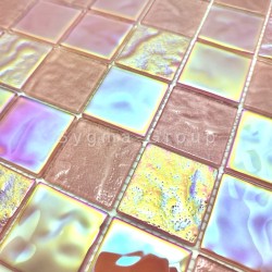 Primer plano del salpicadero cocina en vidrio Meryl Rose. Detalle de la plaqueta rosa, máxima brillantez y limpieza fácil.