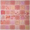 Pavement de verre rose Meryl Rose. Mosaïque utilisée pour un mur d'accent dans l'espace douche ou salle de bain.