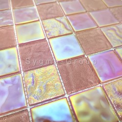 Einfache Verlegung der Küchenrückwand Glas Meryl Rose. Verwendung von weißem Fliesenkleber für reinen Glanz.